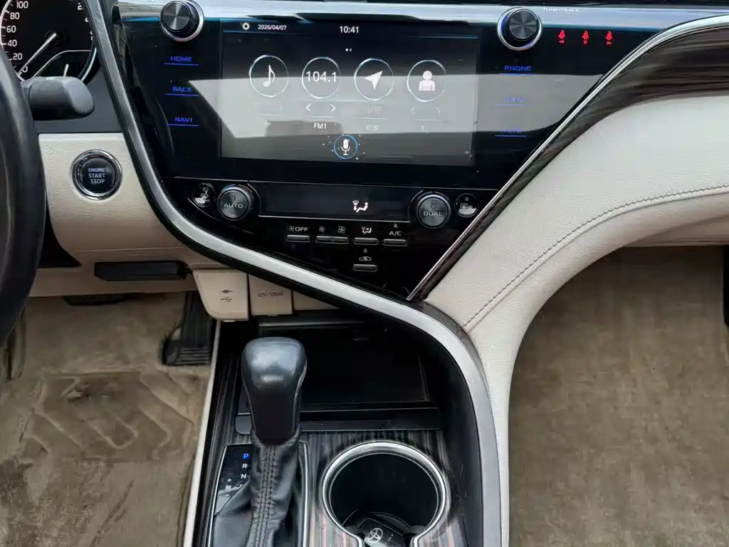 Toyota Camry 2019 — фото 12