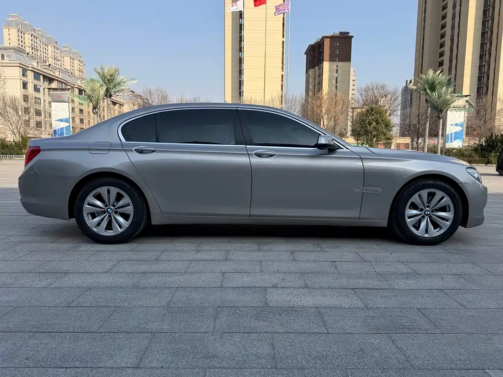 BMW 7 Series 2011 — фото 6