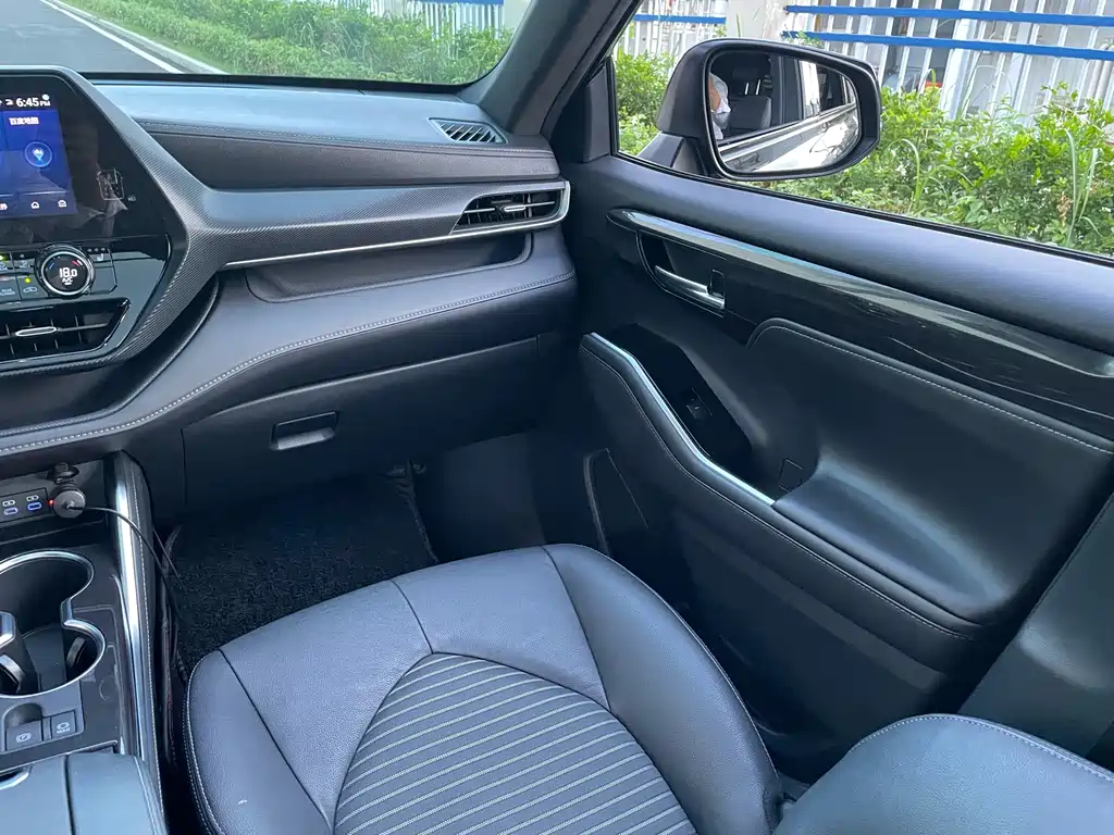 Toyota Crown Kluger 2023 — фото 14