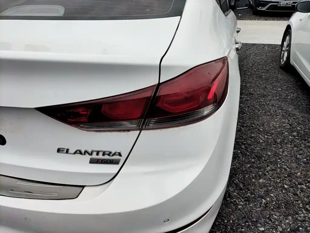 Hyundai Elantra 2017 — фото 8