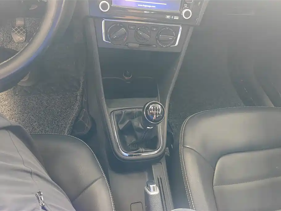 Volkswagen Jetta 2015 — фото 16