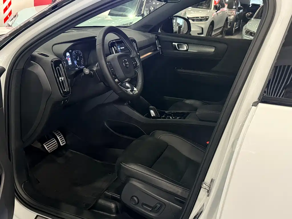 Volvo XC40 2021 — фото 13