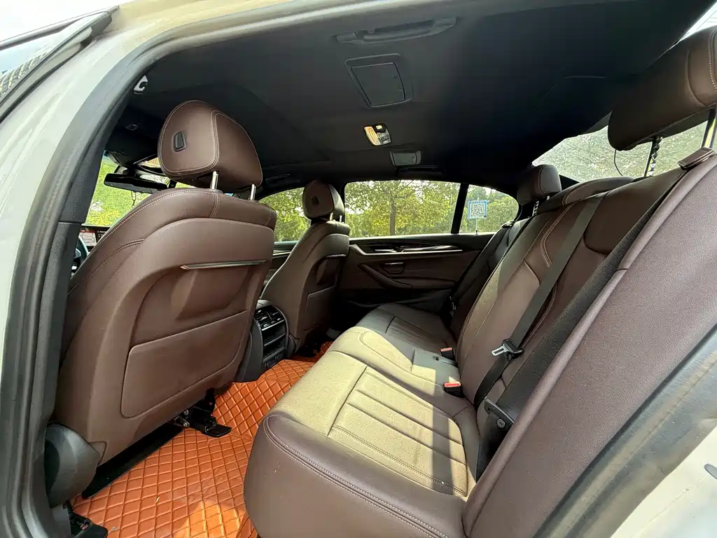 BMW 5 Series 2019 — фото 13