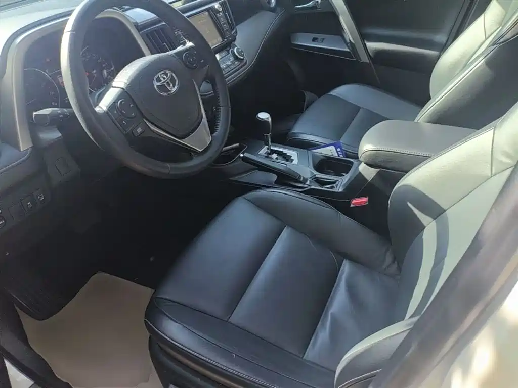 Toyota RAV4 2019 — фото 15