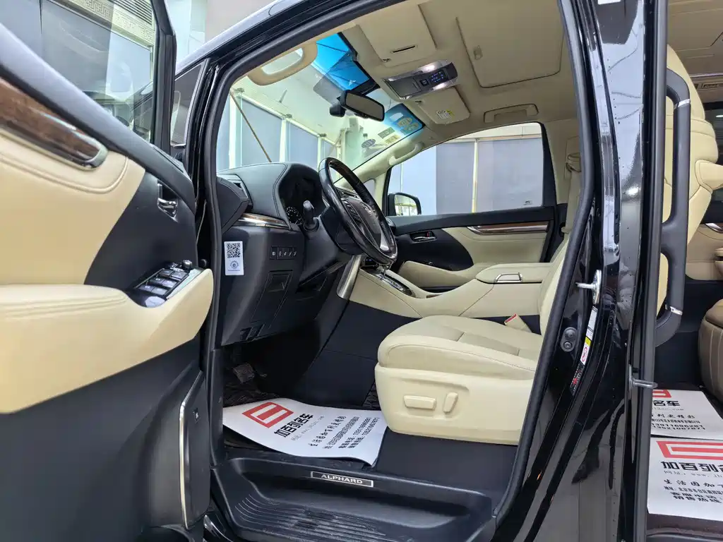 Toyota Alphard 2017 — фото 12