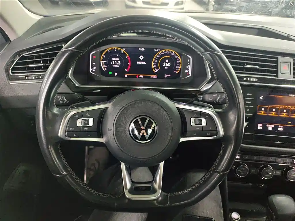 Volkswagen Tiguan L 2021 — фото 11