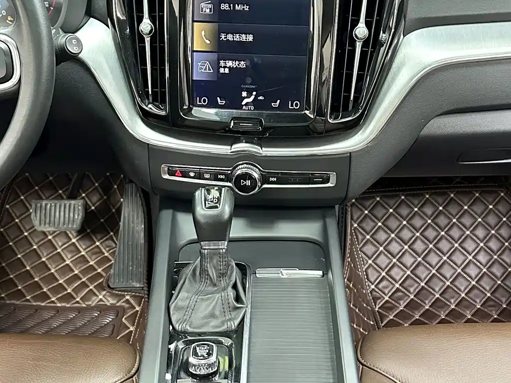 Volvo XC60 2019 — фото 14