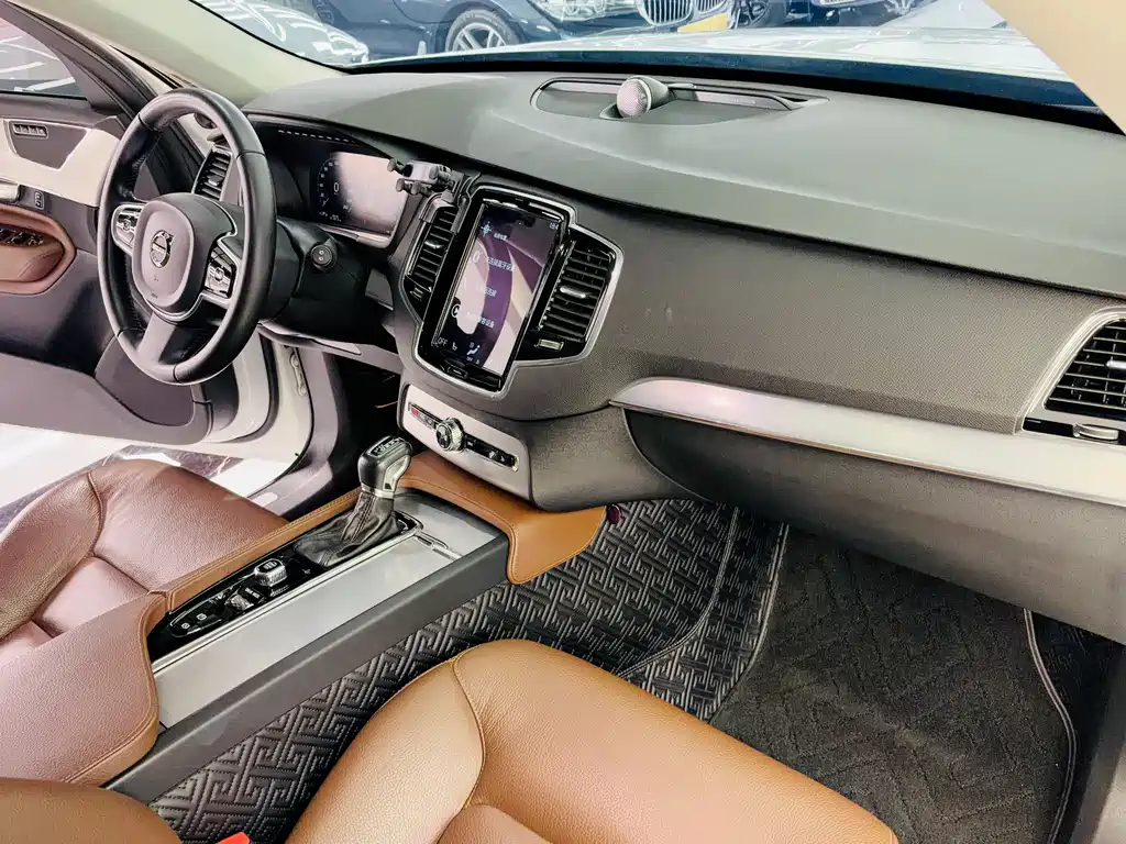 Volvo XC90 2018 — фото 16