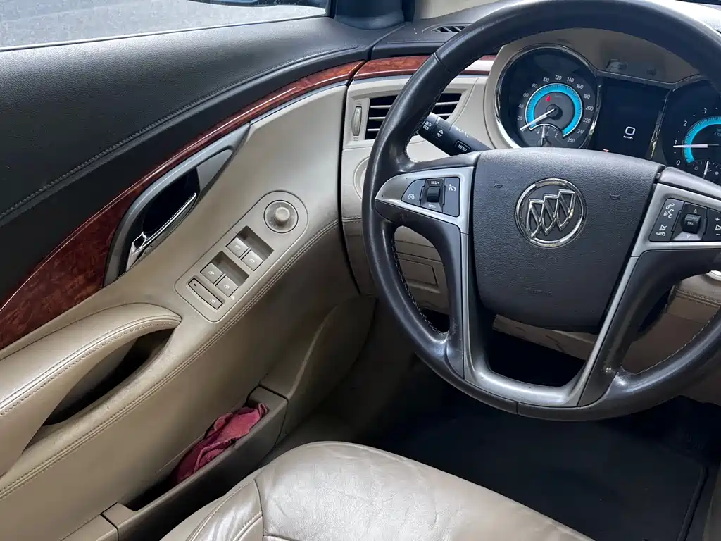 Buick LaCrosse 2011 — фото 11