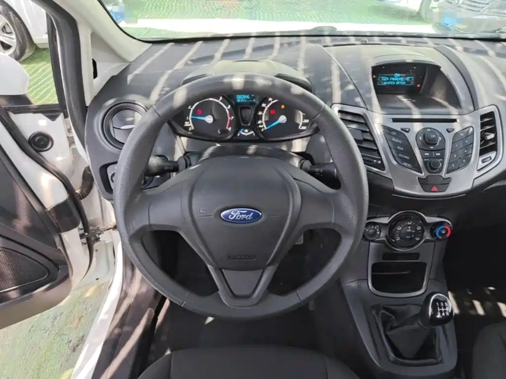 Ford Fiesta 2016 — фото 11