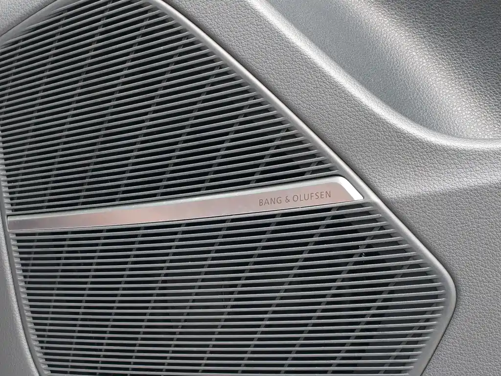 Audi Q8 2023 — фото 8