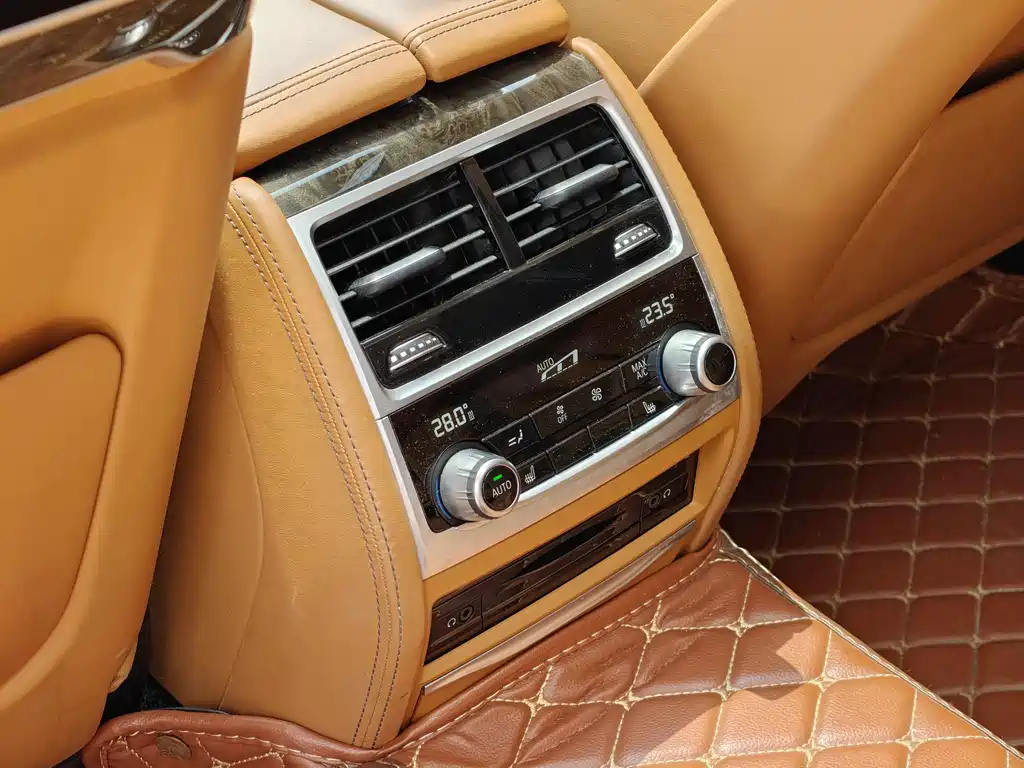 BMW 7 Series 2017 — фото 11