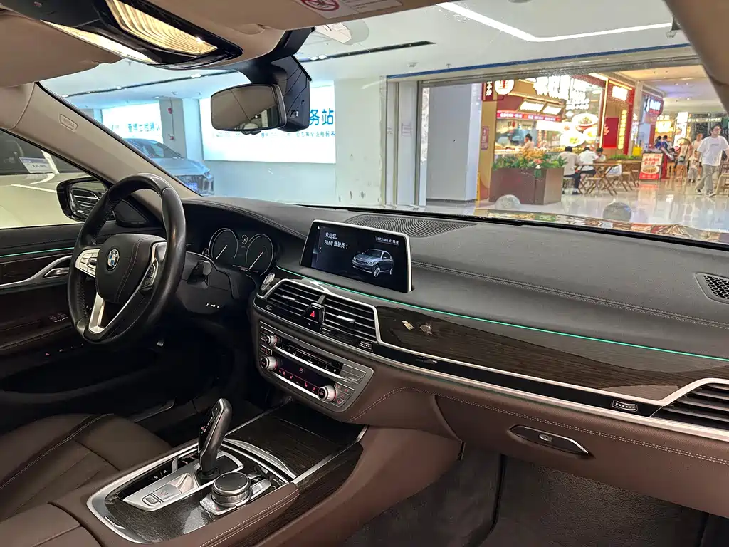 BMW 7 Series 2018 — фото 12
