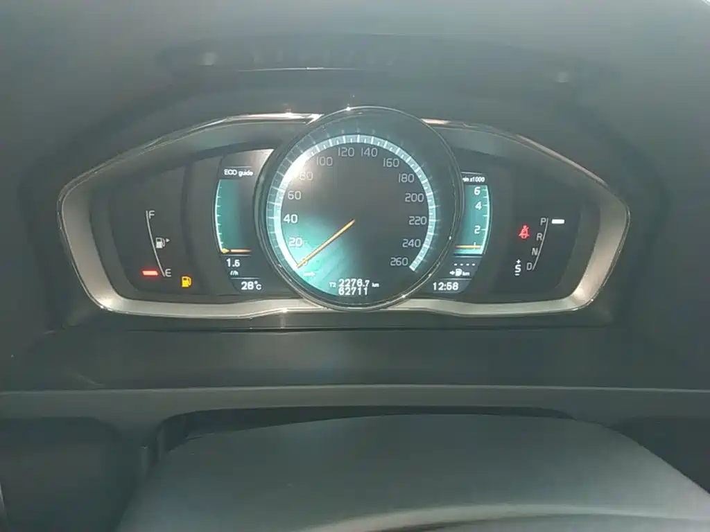 Volvo S60 2015 — фото 12