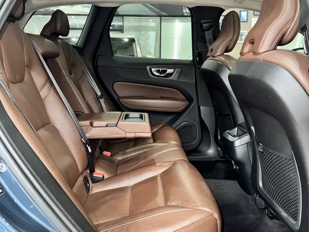 Volvo XC60 2020 — фото 16
