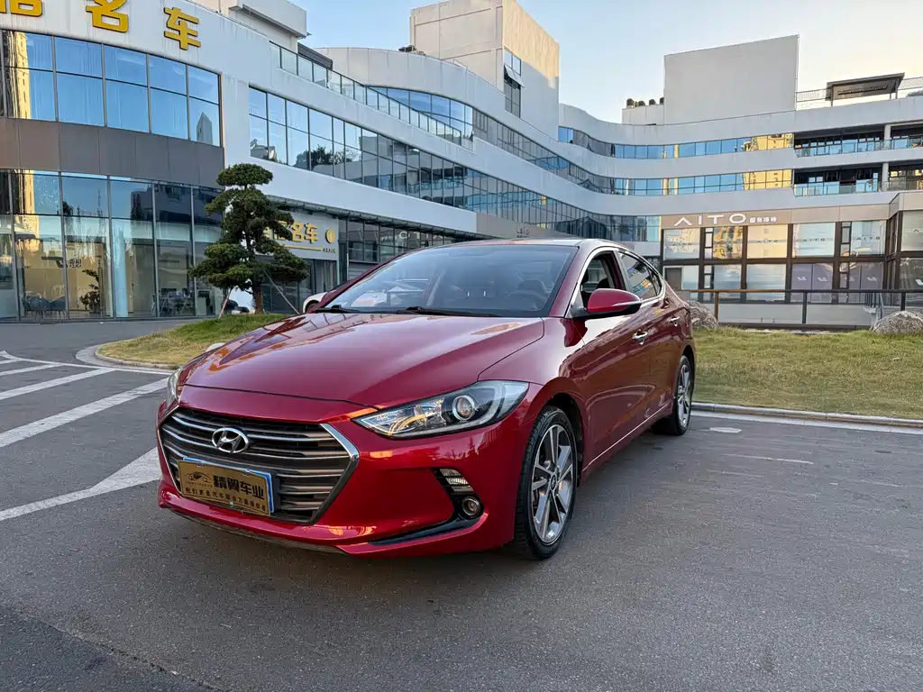 Hyundai Elantra 2018 — фото 1