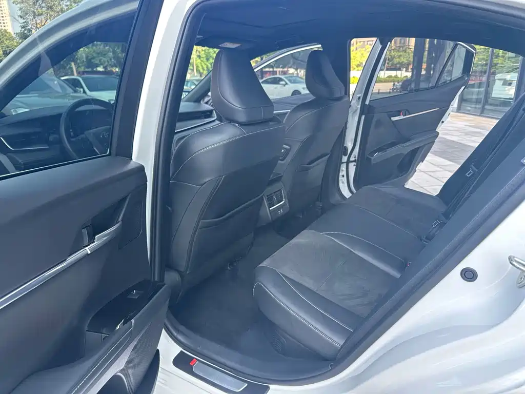 Toyota Camry 2025 — фото 10