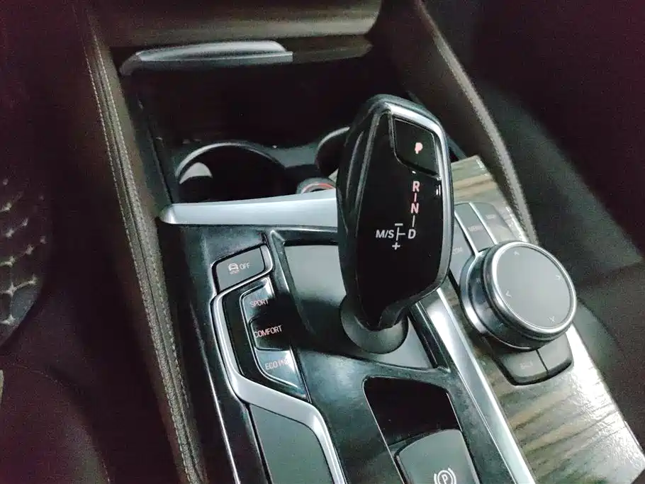 BMW 5 Series 2019 — фото 16