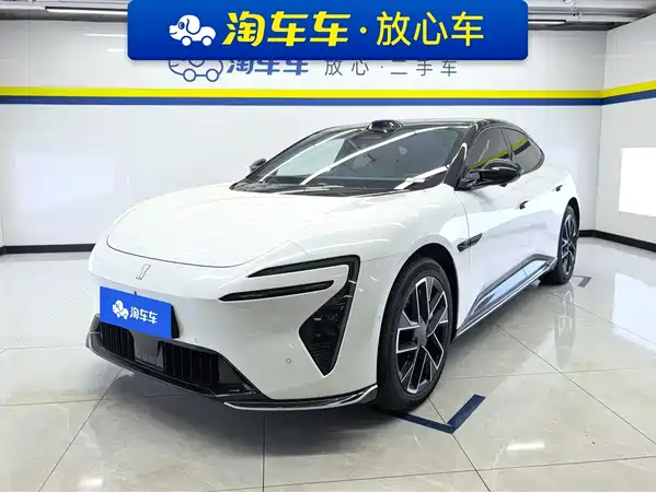 Avatr 06 2025