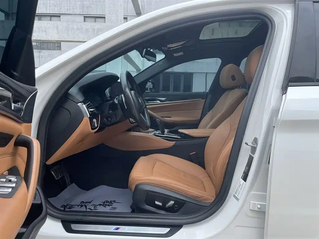 BMW 5 Series 2019 — фото 11