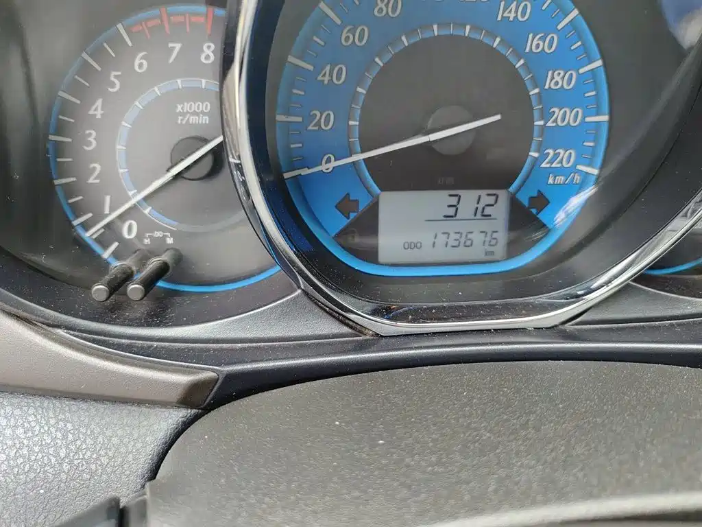 Toyota Yaris L 2015 — фото 13