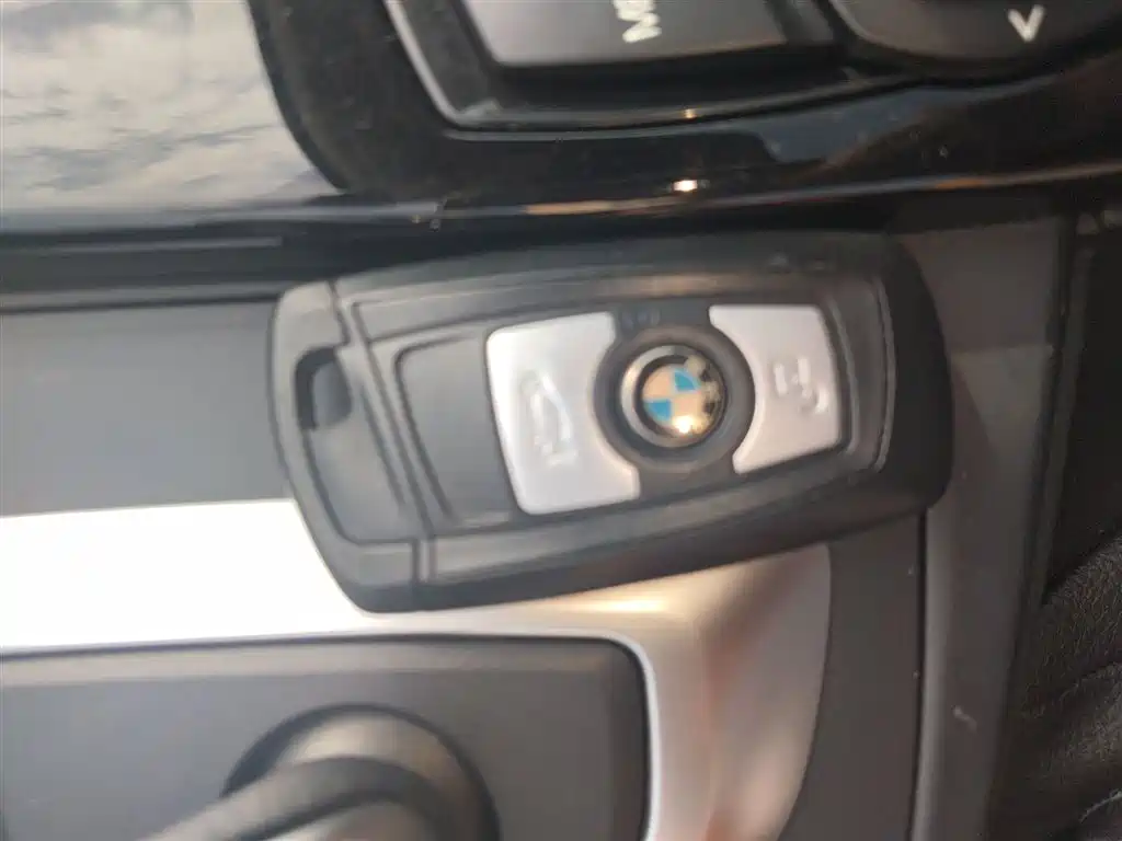 BMW 3 Series 2018 — фото 9