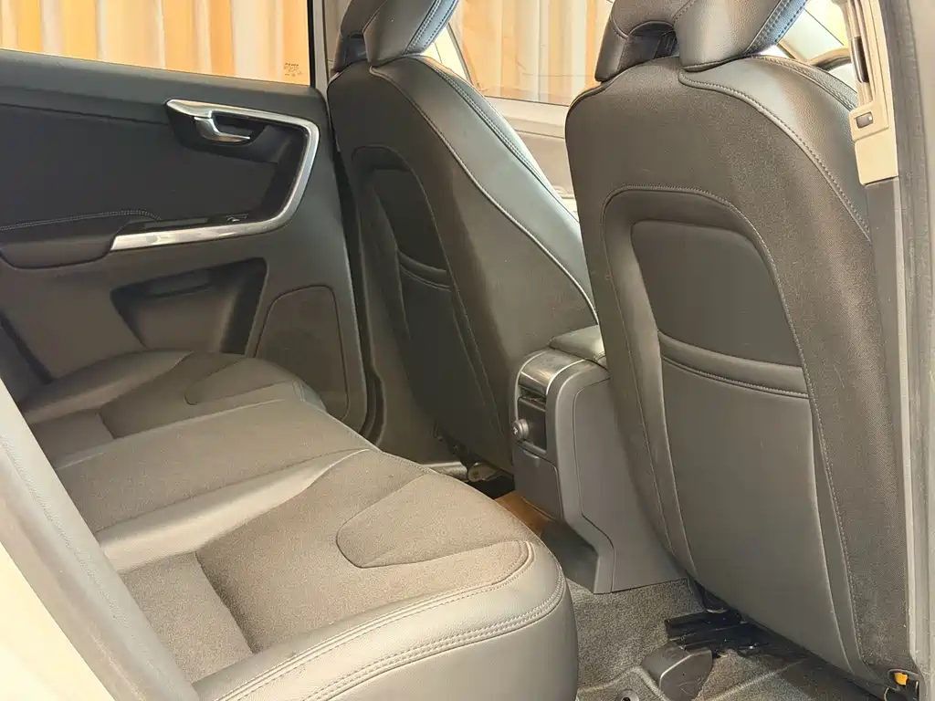Volvo XC60 2016 — фото 12