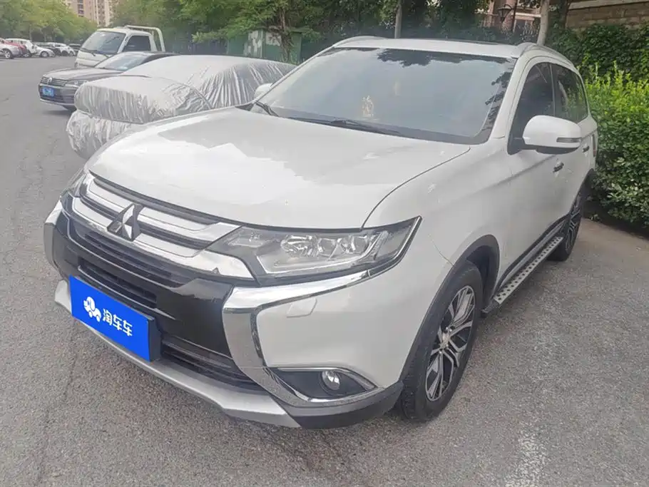 Mitsubishi Outlander 2017 — фото 1
