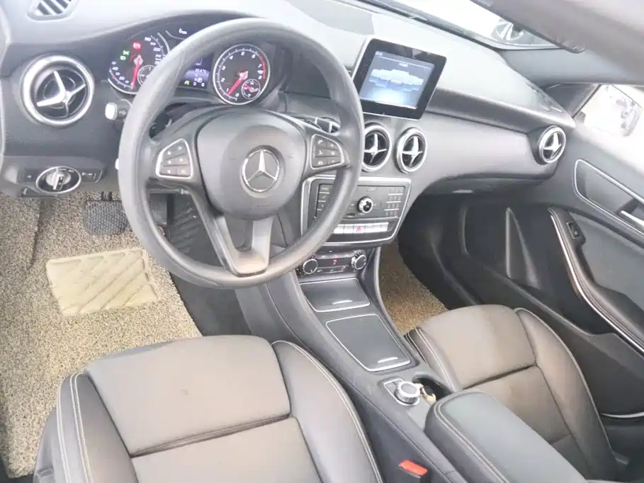 Mercedes-Benz A-Class 2016 — фото 10