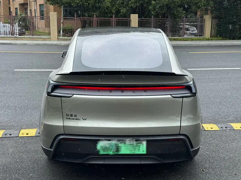 Tesla Model Y L 2025 — фото 21