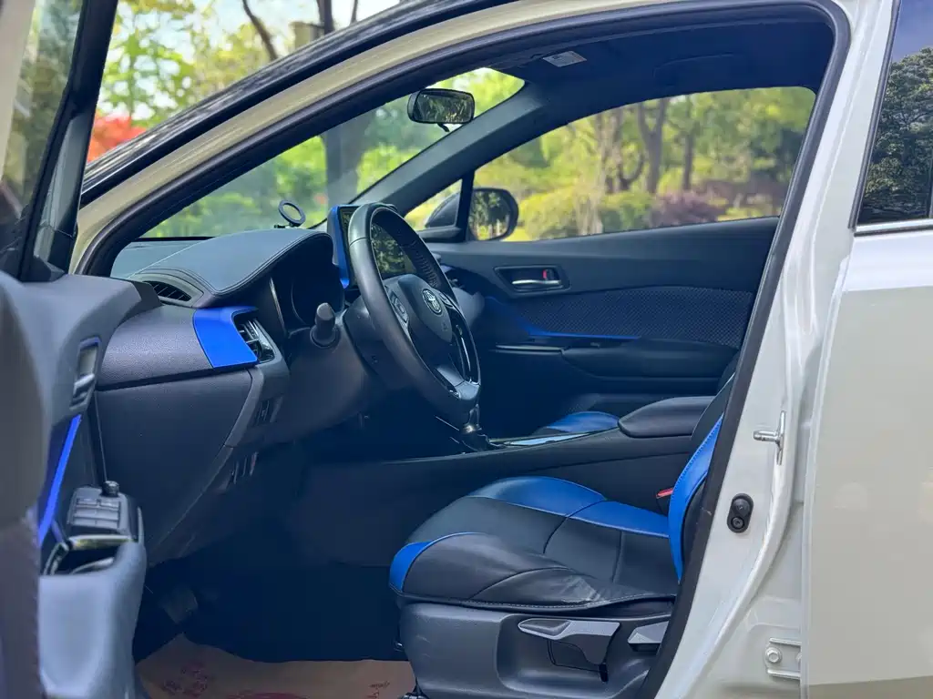 Toyota C-HR 2019 — фото 4