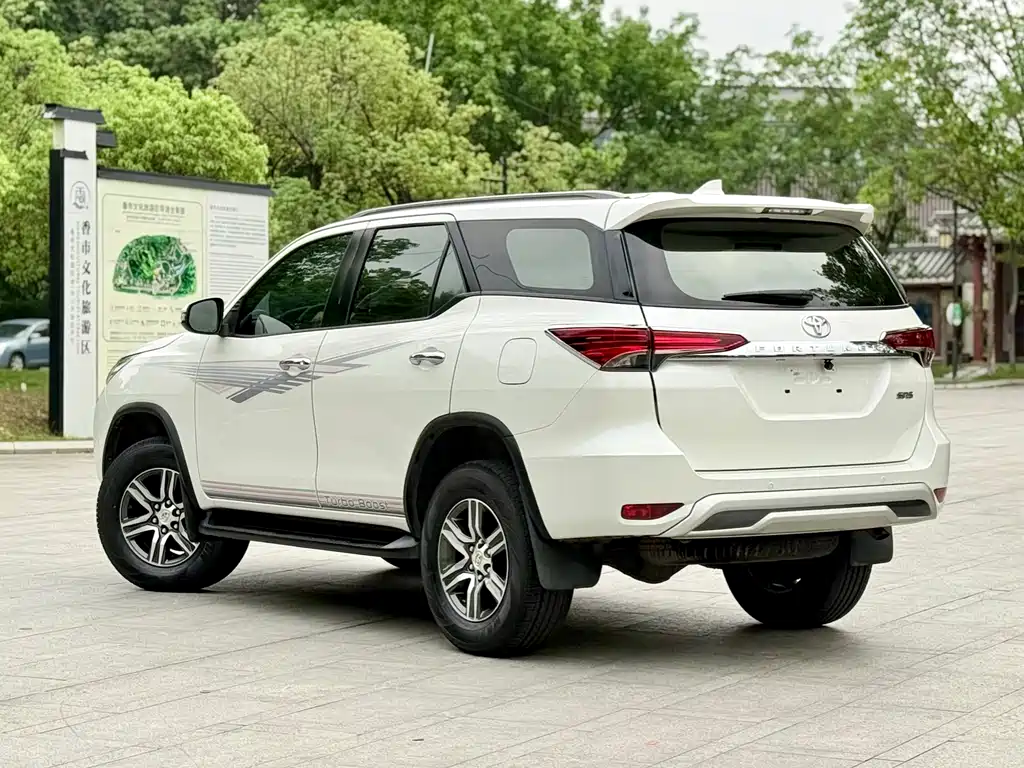 Toyota Fortuner 2018 — фото 7