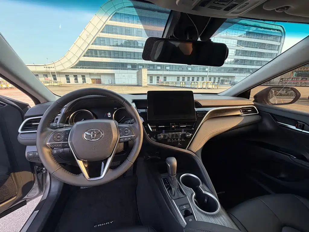 Toyota Camry 2023 — фото 10