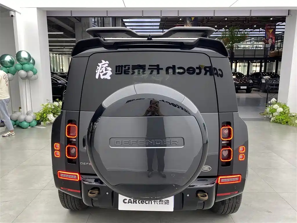 Land Rover Defender 2023 — фото 11
