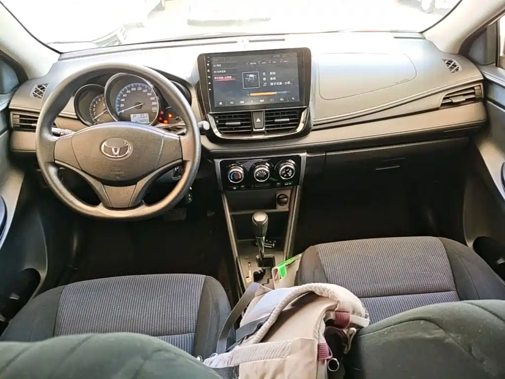 Toyota Yaris L 2017 — фото 10