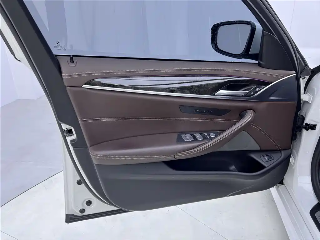 BMW 5 Series 2022 — фото 16