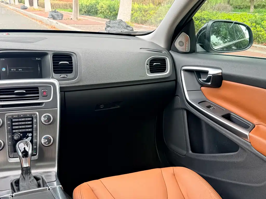 Volvo S60 2015 — фото 14