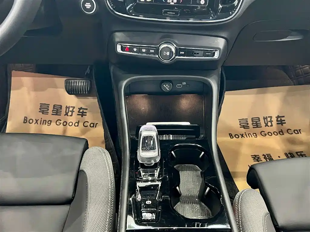 Volvo XC40 2025 — фото 24