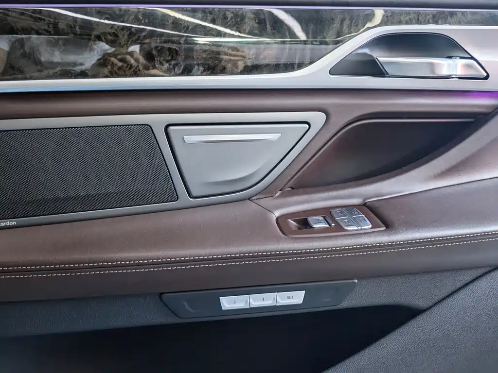 BMW 7 Series 2017 — фото 21