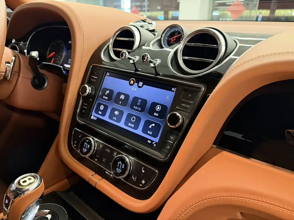 Bentley Bentayga 2019 — фото 11