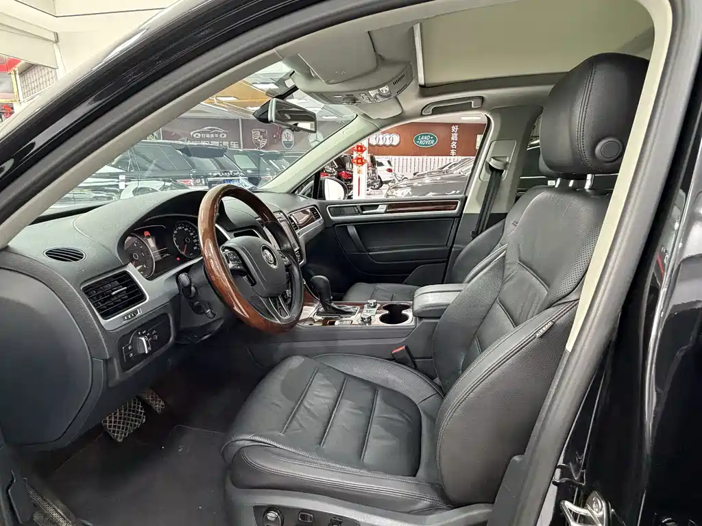 Volkswagen Touareg 2015 — фото 23