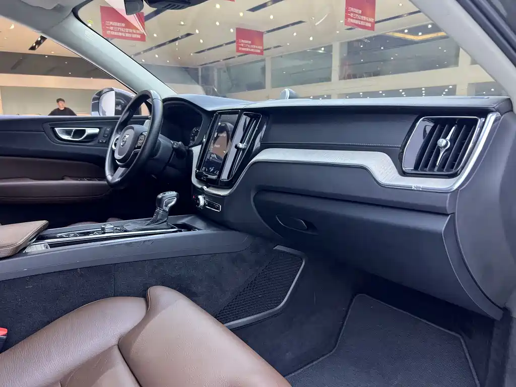 Volvo XC60 2020 — фото 21