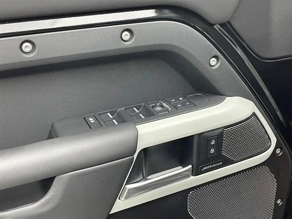 Land Rover Defender 2023 — фото 10
