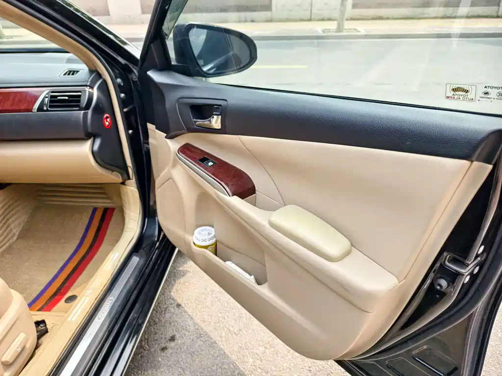 Toyota Camry 2014 — фото 16