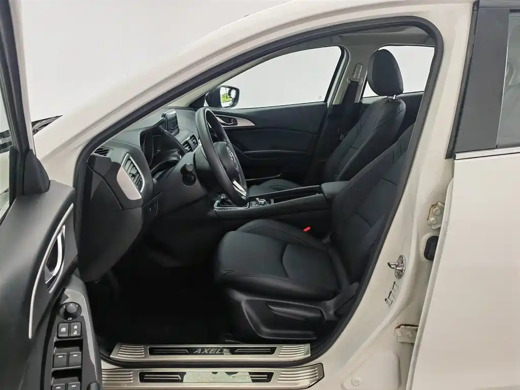 Mazda 3 Axela 2017 — фото 10