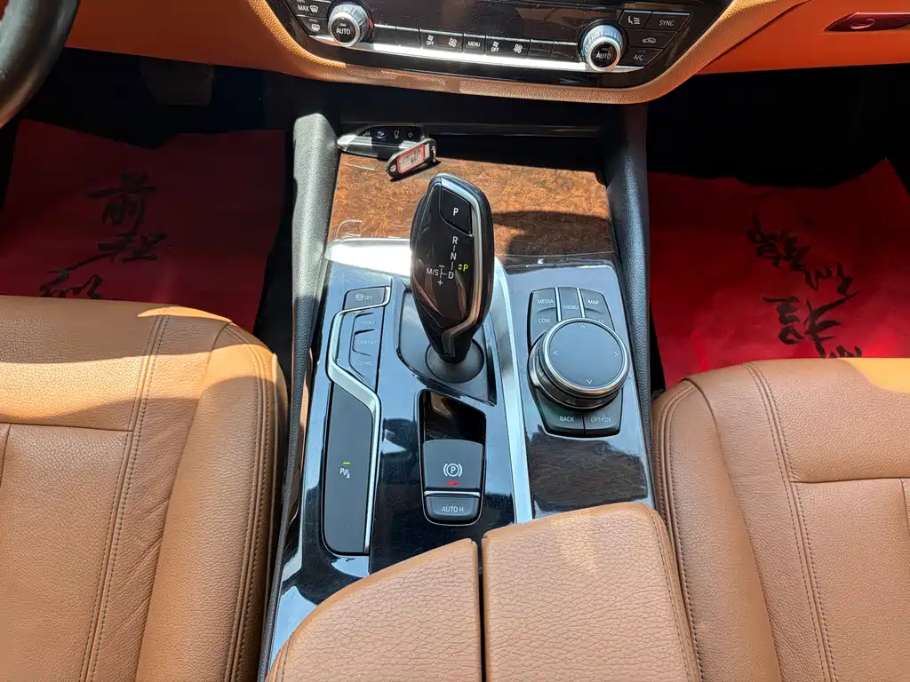 BMW 5 Series 2018 — фото 15