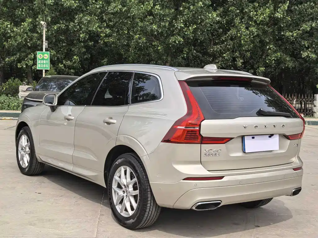 Volvo XC60 2018 — фото 18