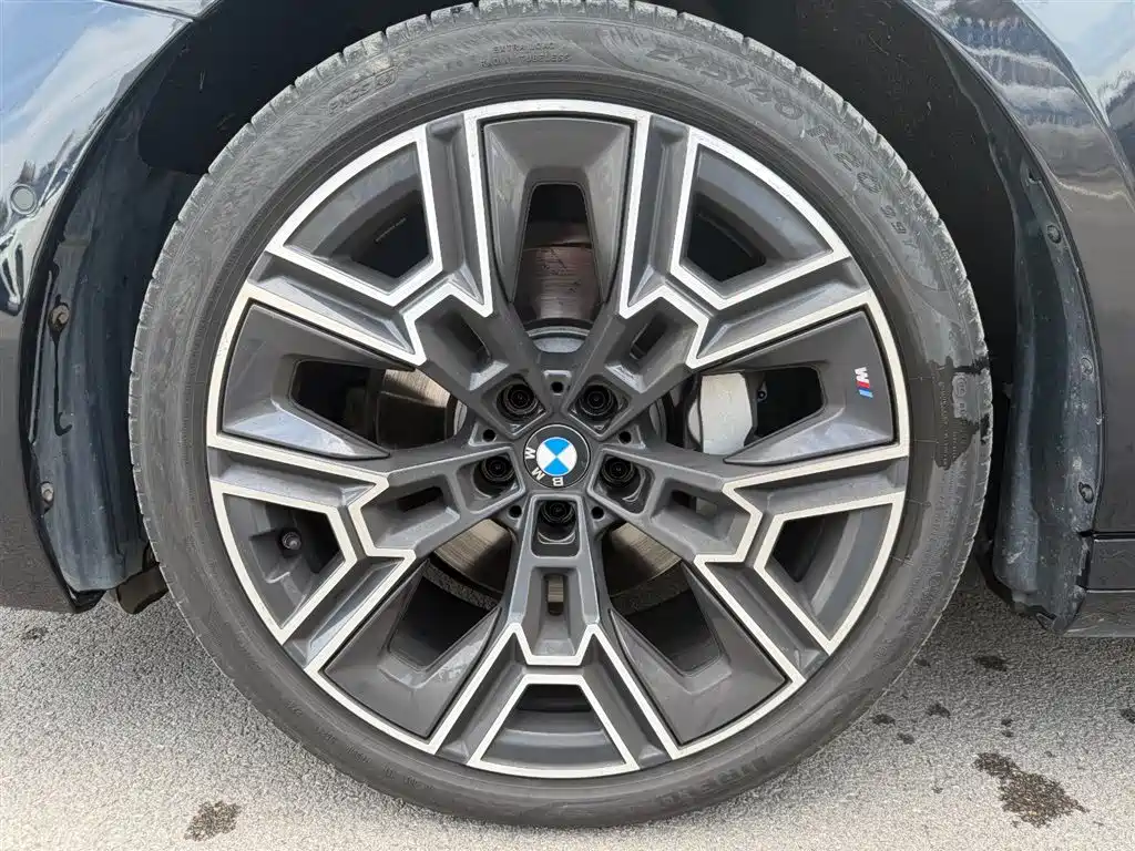 BMW 5 Series 2025 — фото 13