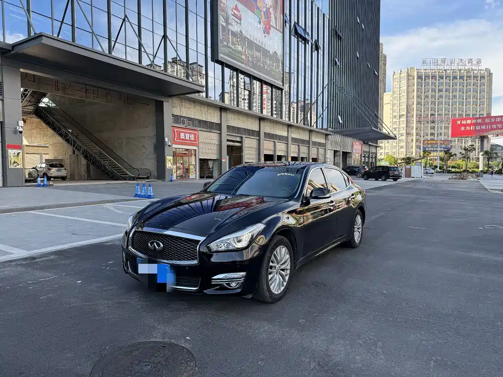 Infiniti Q70 2015