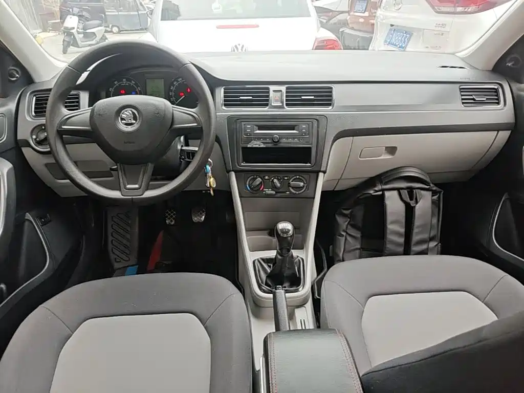Skoda Rapid 2015 — фото 10
